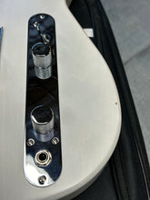 Charger l'image dans la galerie, Godin 049349 Stadium HT Trans White RN Electric Guitar Made In Canada With Bag - Slight Finish Flaw