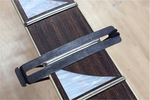 Charger l'image dans la galerie, Fretboard Guard with rubber band and Fret Polishing Wool
