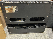 Charger l'image dans la galerie, Fender De Ville Guitar Amplifier - PRE OWNED
