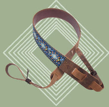 Charger l'image dans la galerie, DEERING S-RETRO-EO RETRO LEATHER CRADLE BANJO STRAP - FLORAL BLUE
