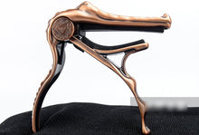 Charger l'image dans la galerie, Alice A007G/PB Capo de guitare en alliage d'aluminium en forme d'aligater Bronze 
