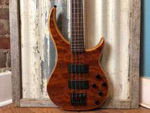 Charger l'image dans la galerie, Peavey Cirrus BXP Guitare Basse 4 Cordes Niveau 1 Quilt Top Tiger Eye - Pre Owned
