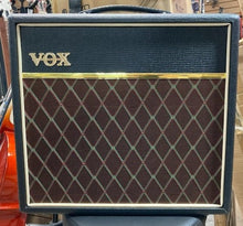 Charger l'image dans la galerie, Vox V9168R Pathfinder 15R Amplificateur de guitare 15 watts - Occasion
